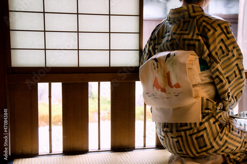 着物女性と日本庭園