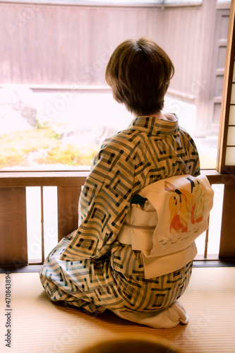 着物女性と日本庭園