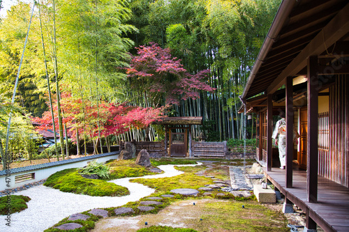 日本庭園と着物女性 