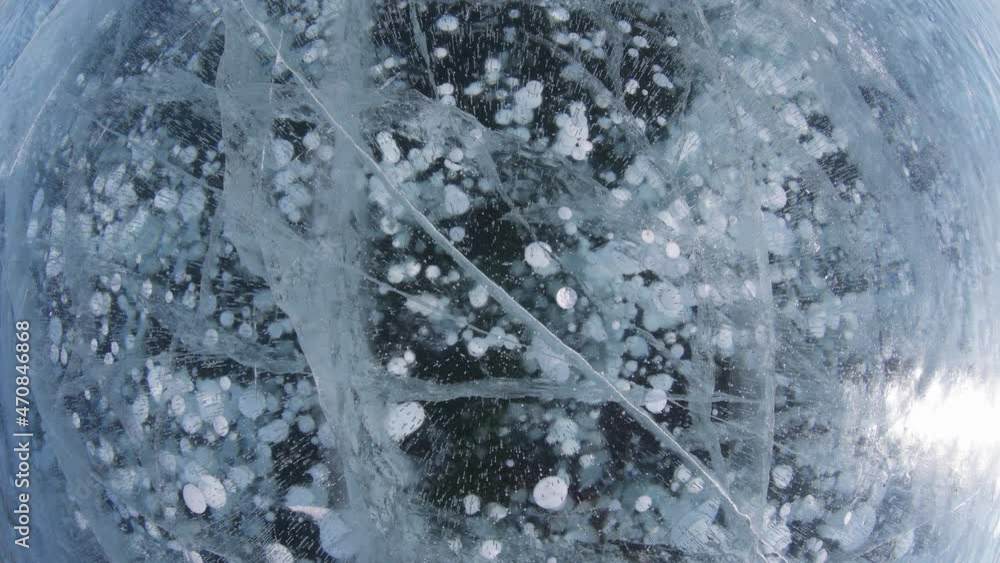 Vidéo Stock Top down fisheye scenic frozen methane bubbles in winter