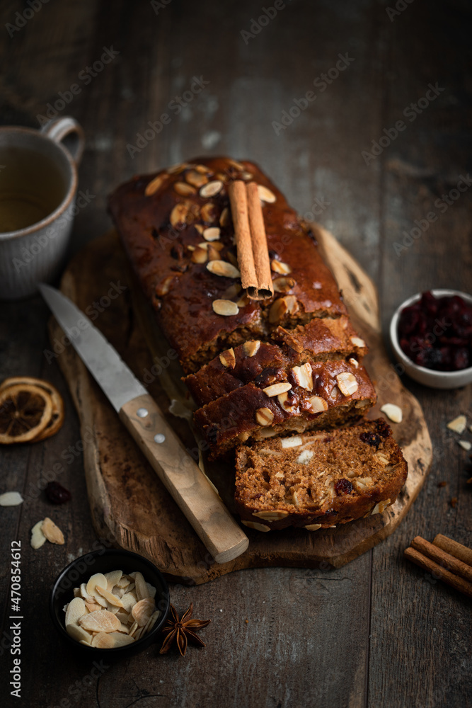 Pain d'épices de Noël avec fruits secs oranges et amandes