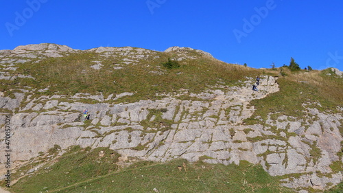 Wanderer beim Abstieg in der grauen Wand in der Nagelfluhkette photo