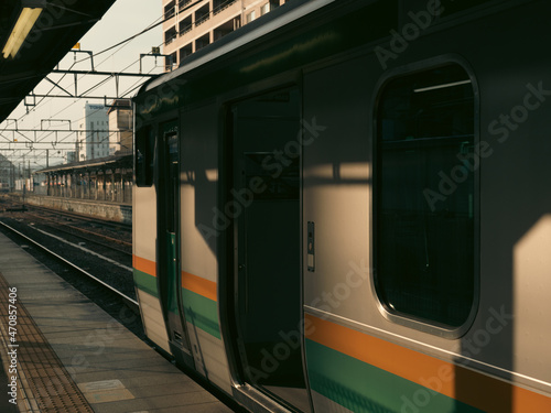 早朝の高崎駅の風景 E231系