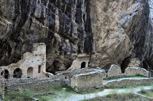 Rovine del vecchio monastero tra le rocce tra le gole di Fara San Martino photo