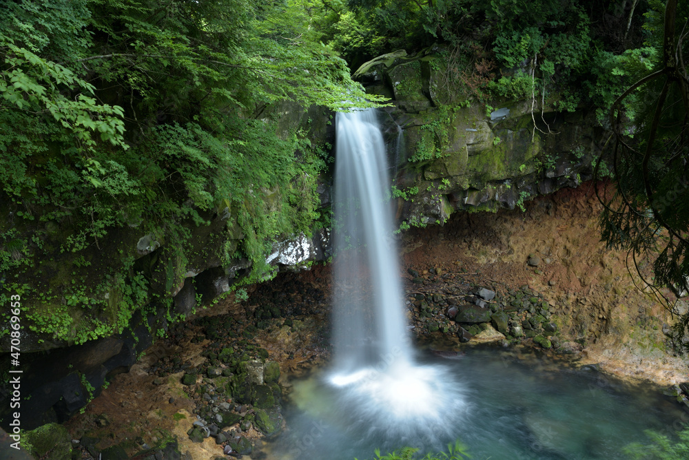 滝のある風景