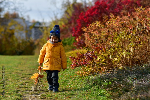 CHłopiec na jesiennym spacerze