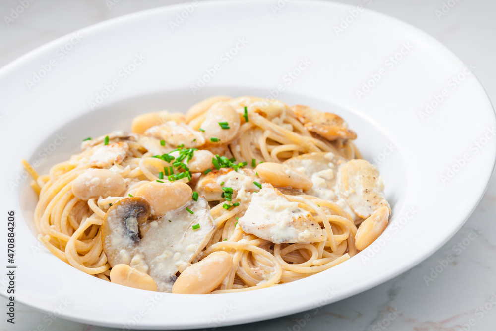 spaghetti with creamy mushroom sauce, chicken and beans