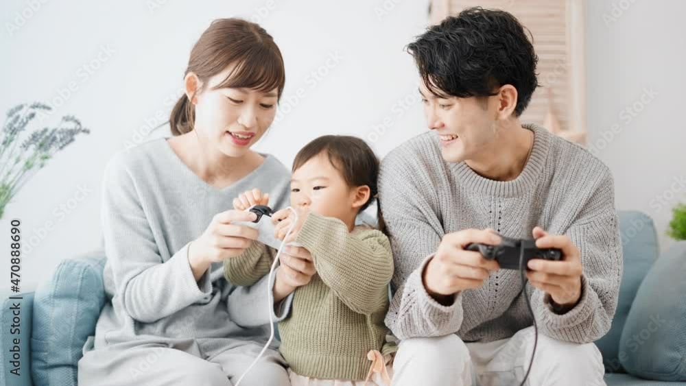 ゲームで遊ぶ3人親子