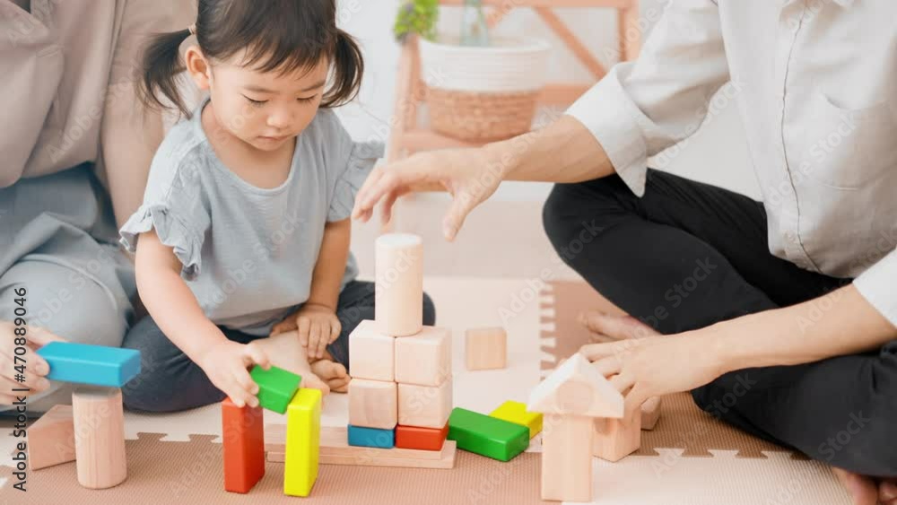 積み木で遊ぶ女の子 積み木で遊ぶ女の子
