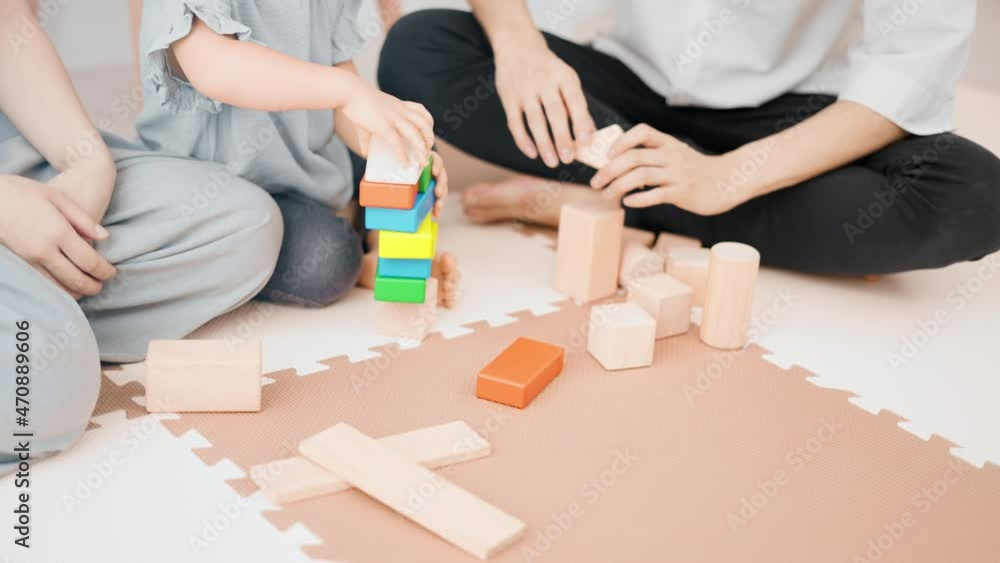 積み木で遊ぶ女の子 積み木で遊ぶ女の子