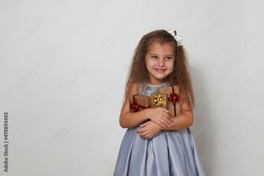 Naklejka premium Child girl with christmas gift box on a white background