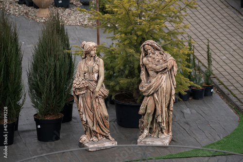 man and woman garden statue photo