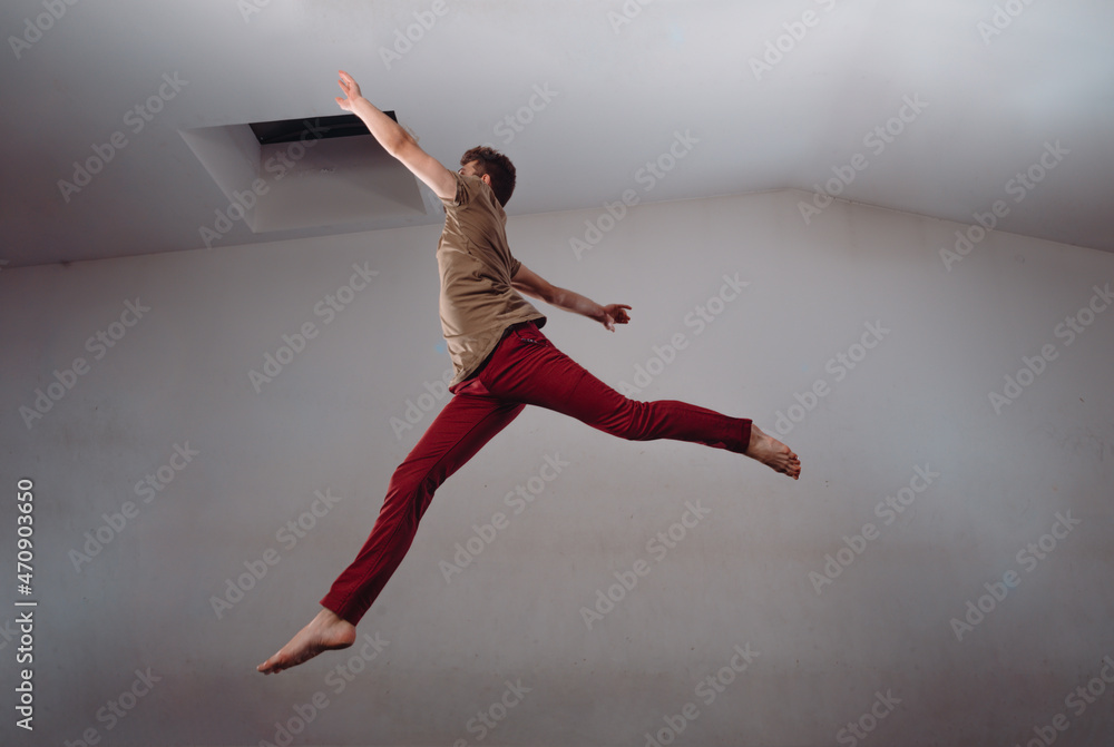 Naklejka premium Modern dancer practicing