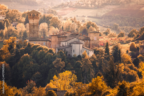 Bild auf Leinwand Castelvetro countryside during autumn