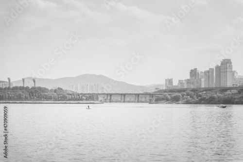 한강에서의 패들보드 흑백사진