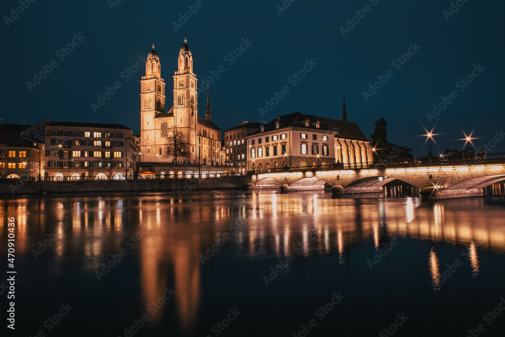 Obraz premium scenic view of historic Zurich city center with famous Grossmunster Churches and river Limmat at Lake Zurich, Canton of Zurich, Switzerland