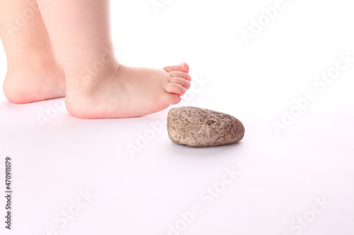 Kamień - stopa dziecka - przeszkoda - symbol równowagi i niewinności 