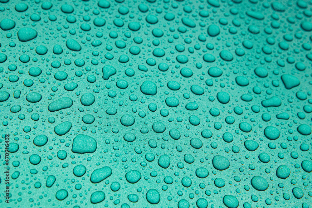 Krople deszczu na zielonej karoserii - obrazy, fototapety, plakaty 