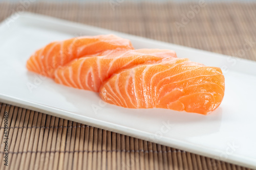 sashimi de salmon fresco cortado en filet
