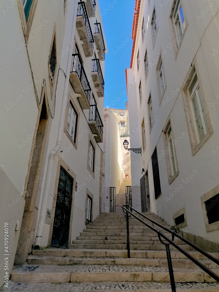 Fototapeta premium enge Gasse in Lissabon