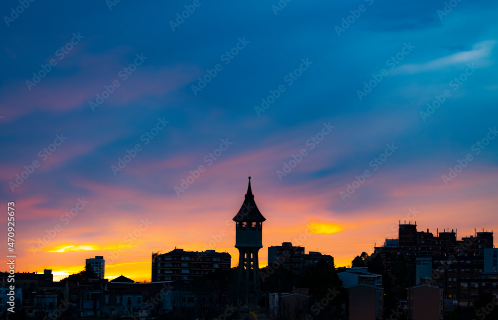 Atardecer con nubes coloridas en Sabadell