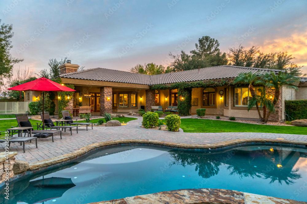 Obraz premium Backyard Sunset