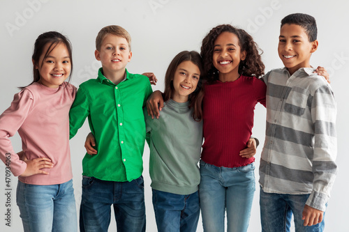 Konstfotografi Cheerful Multicultural Preteen Kids Standing Posing Together Over Gray Backgroun