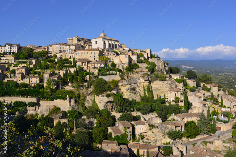 Plein cadre sur le village de Gordes (84220), département du Vaucluse en région Provence-Alpes-Côte-d'Azur, France