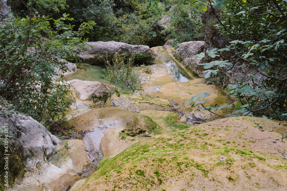 Wasserlauf in den Felsen mit Quellwasser