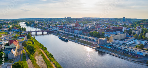 Letnia panorama centrum miasta Gorzów Wielkopolski, widok na Most Staromiejski, wieżę Dominanta, Spichlerz i bulwar nad rzeką Warta 