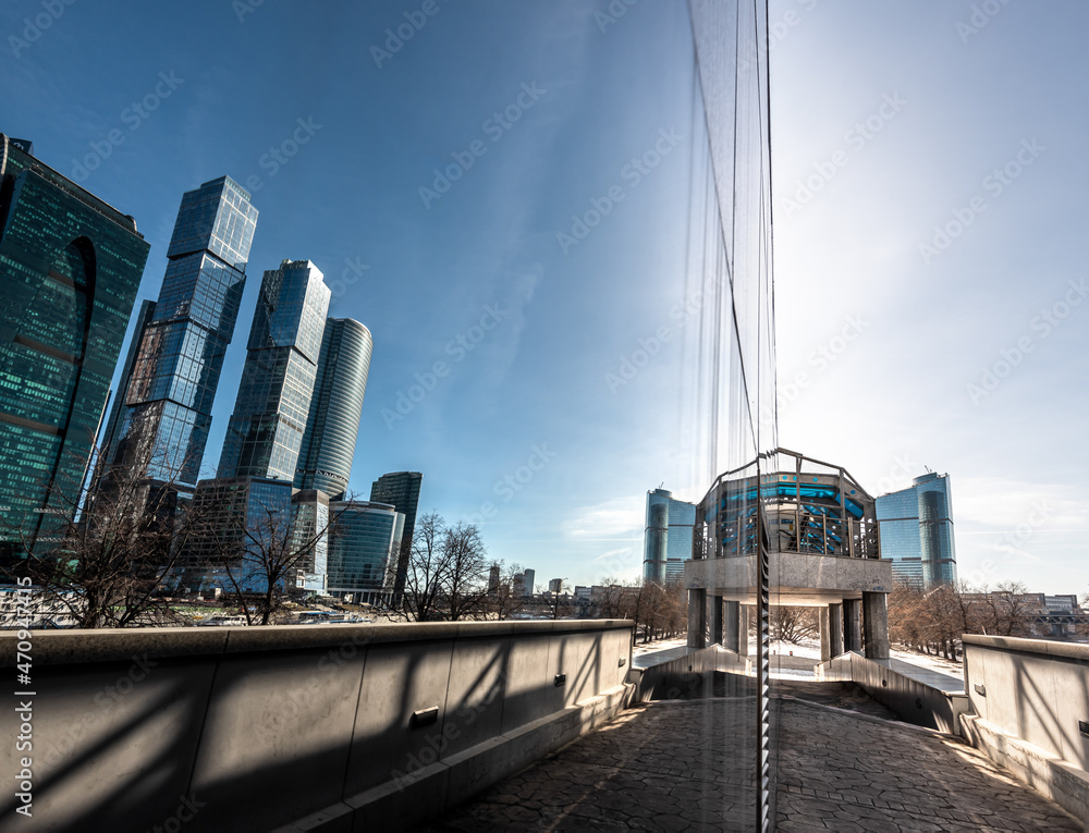 Fototapeta premium Glass skyscrapers and their reflection