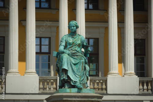 Posąg rzeźba w Poznaniu na placu na tle kolumn