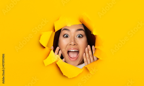 Obraz na płótnie Shocked amazed surprised cheerful young asian woman with open mouth shouts with