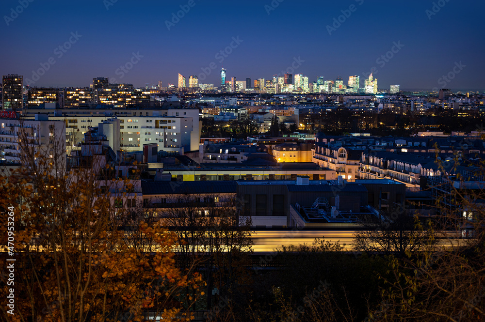 Obraz premium Quartier de la Défense au loin de nuit, au premier plan Issy les Moulineaux