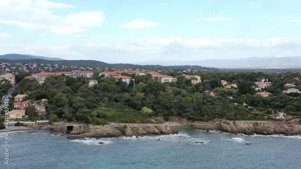 Survol de la côte d'Azur entre Sainte-Maxime et Saint Raphaël le long de la french riviera Survol de la côte d'Azur entre Sainte-Maxime et Saint Raphaël le long de la french riviera