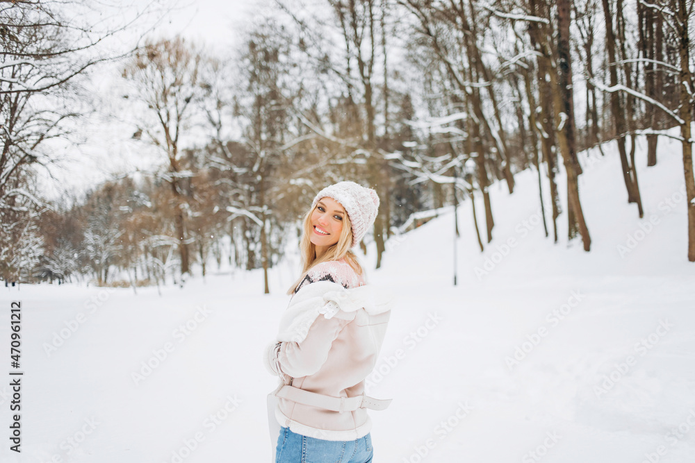 Close up portrait of an beautiful girl in a woolen sweater enjoying winter moments. Outdoors photo of a short-haired lady in a pink hat having fun on a snowy morning on a blurred nature background. Close up portrait of an beautiful girl in a woolen sweater enjoying winter moments. Outdoors photo of a short-haired lady in a pink hat having fun on a snowy morning on a blurred nature background.