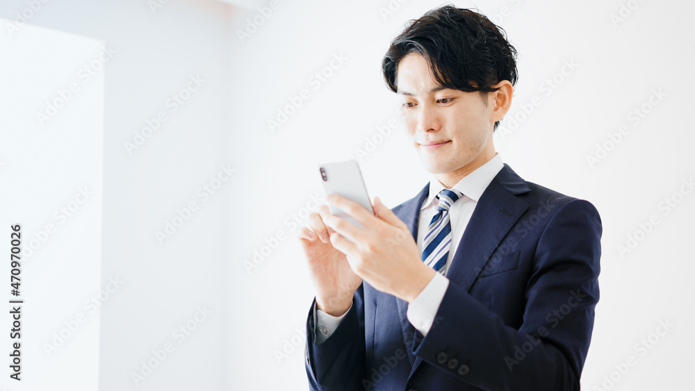 スマートフォンを使うビジネスマン