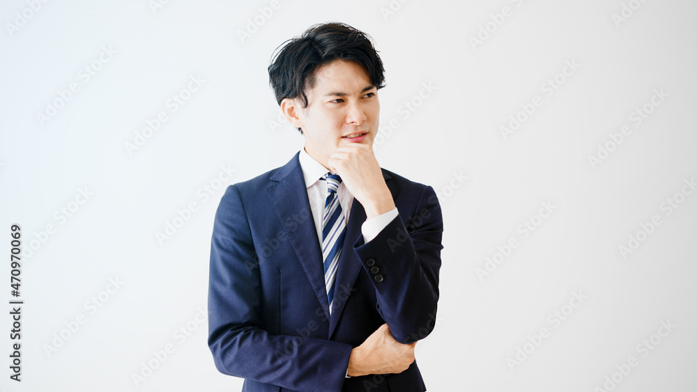 考え込むビジネスマン