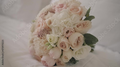 wedding bouquet close-up camera moves forward