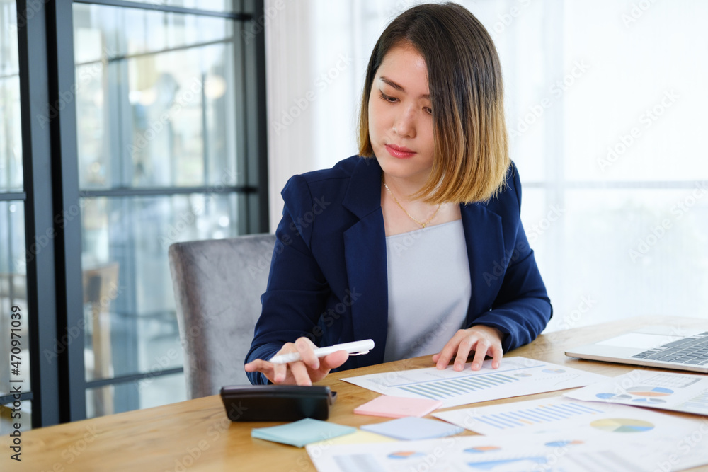 Young entrepreneur businesswoman working in modern office Young entrepreneur businesswoman working in modern office