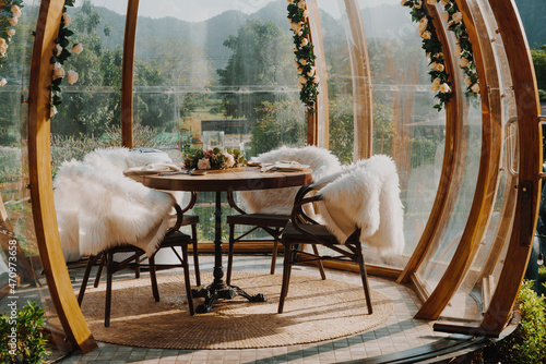 Fotografia glass dome with dining table