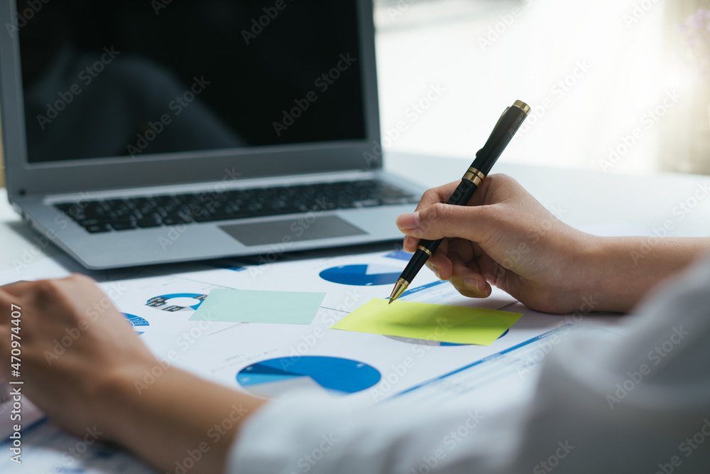 Naklejka premium Businessman hand checking at diagram on financial report.
