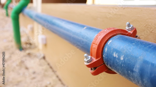 Quadro em tela Coupling of metal plumbing pipes
