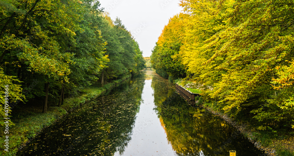Elde mit Bäumen in herbstlichen Farben auf beiden Uferseiten Elde mit Bäumen in herbstlichen Farben auf beiden Uferseiten