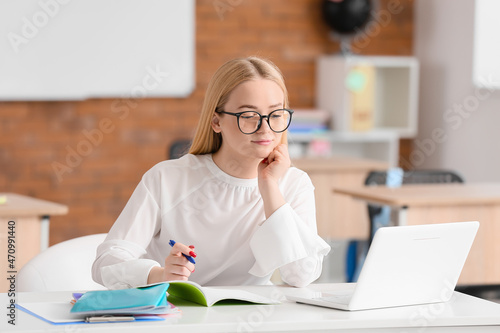 Young female teacher workin...