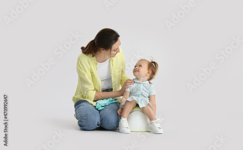 Mother potty training her l...