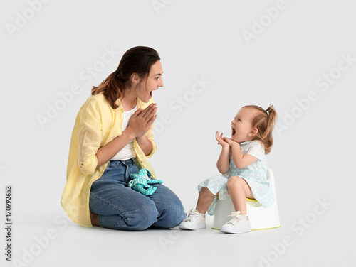 Mother potty training her l...