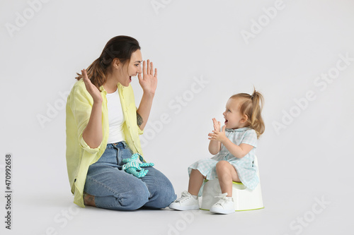 Mother potty training her l...