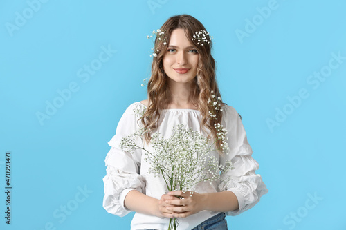 Pretty young woman with bou...