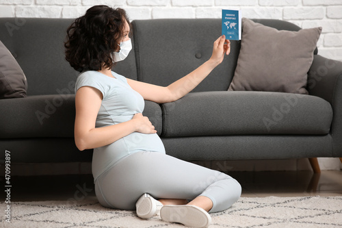 Young pregnant woman in med...